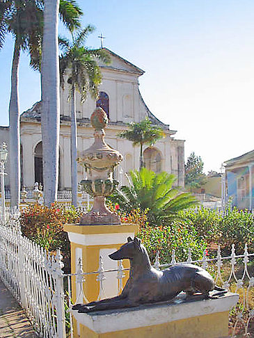 Kirche mit Statue Fotos